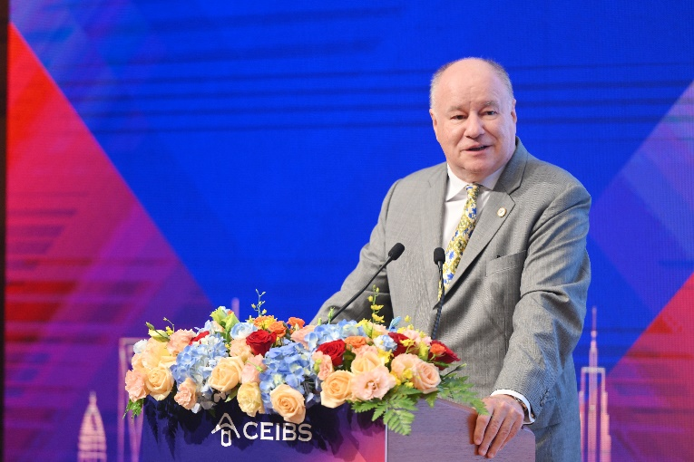  中欧欧方院长杜道明教授主持对话