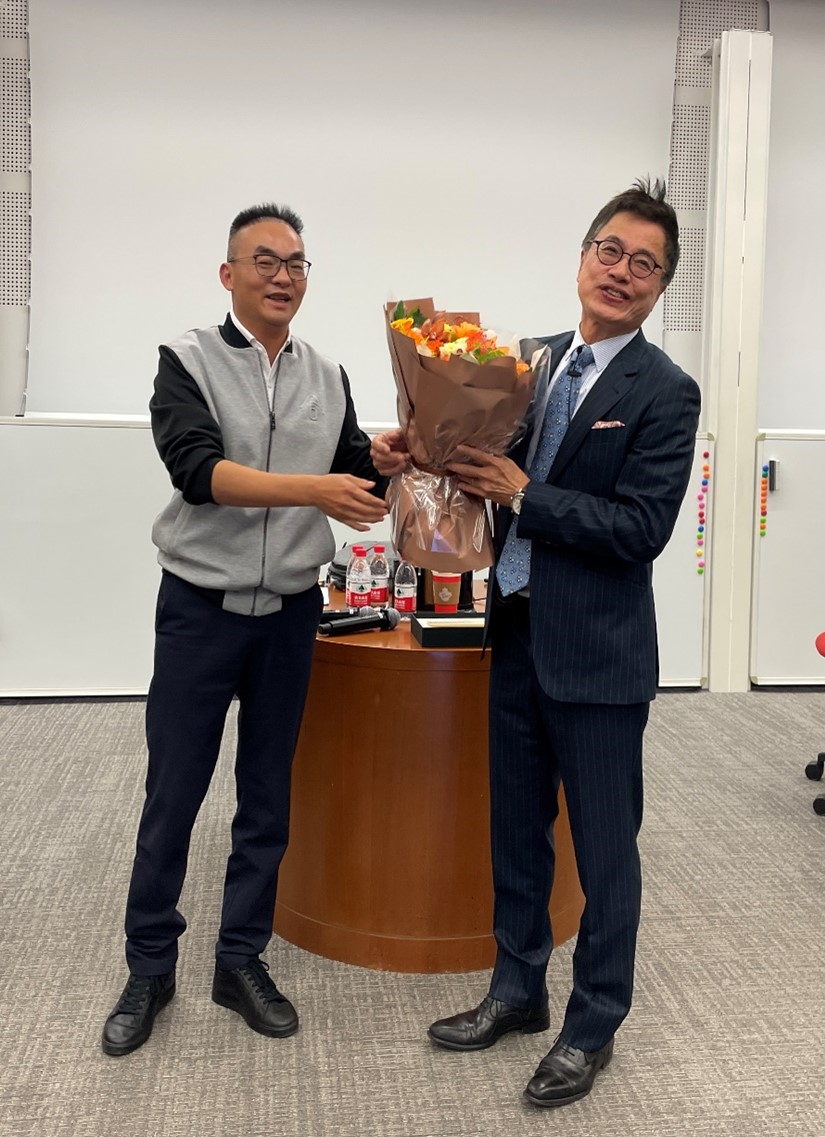 左：天与养老董事长卜江勇（EMBA09SH4）；右：蒋炯文 教授