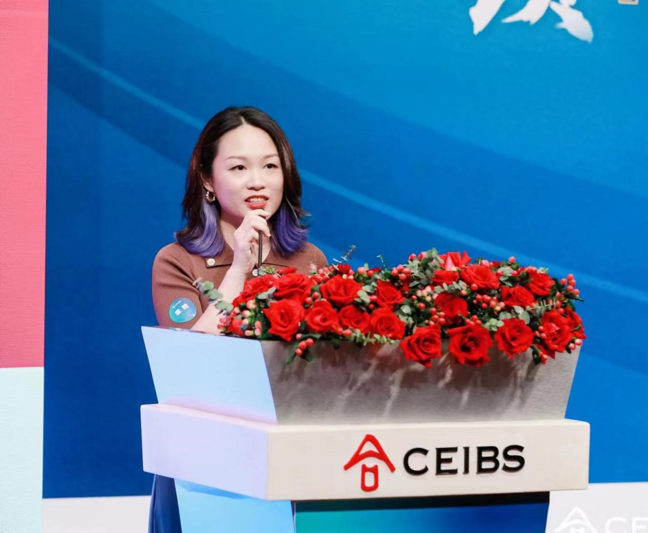 袁晗女士代表华兴源创发表捐赠感言