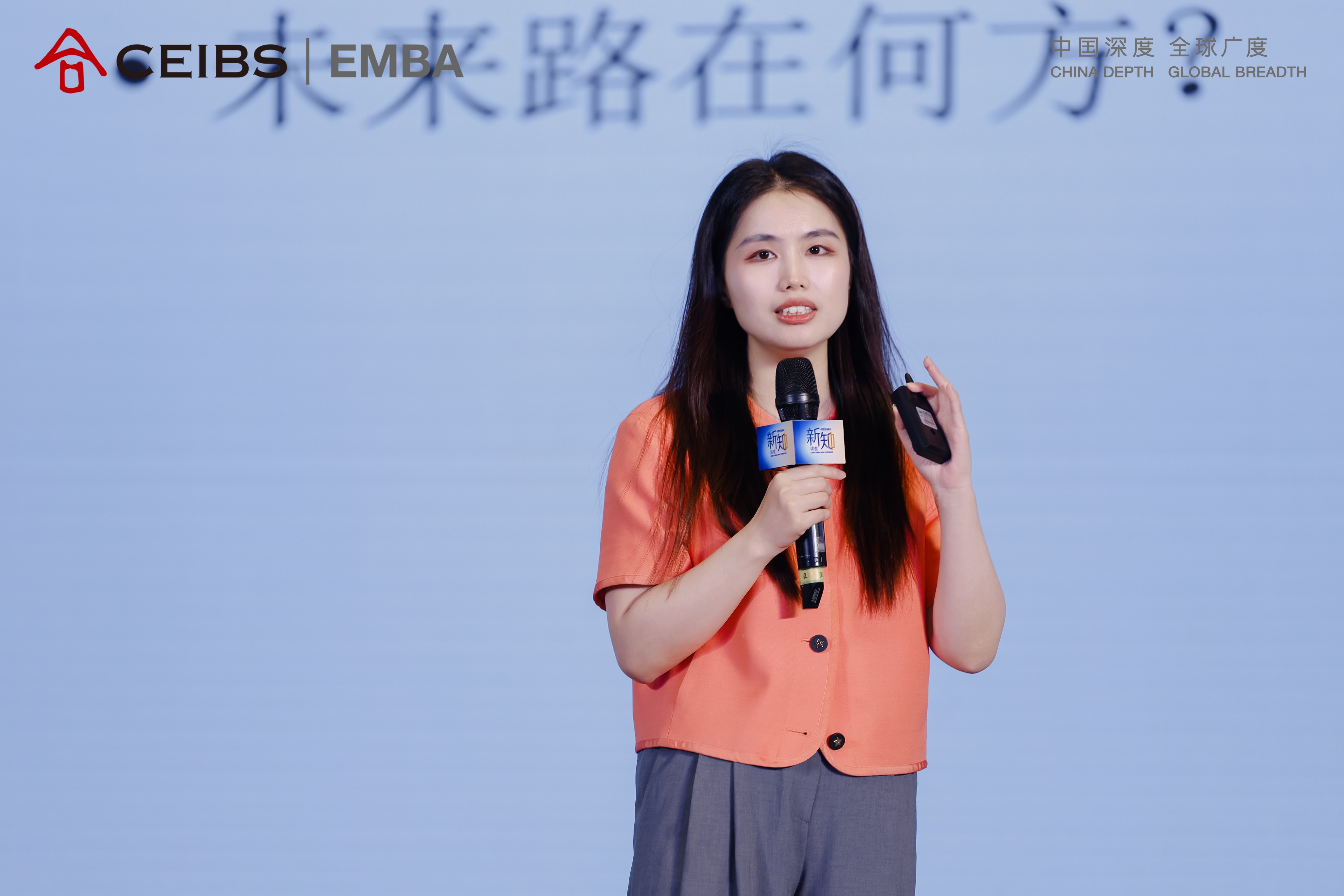 图为教授分享主题演讲