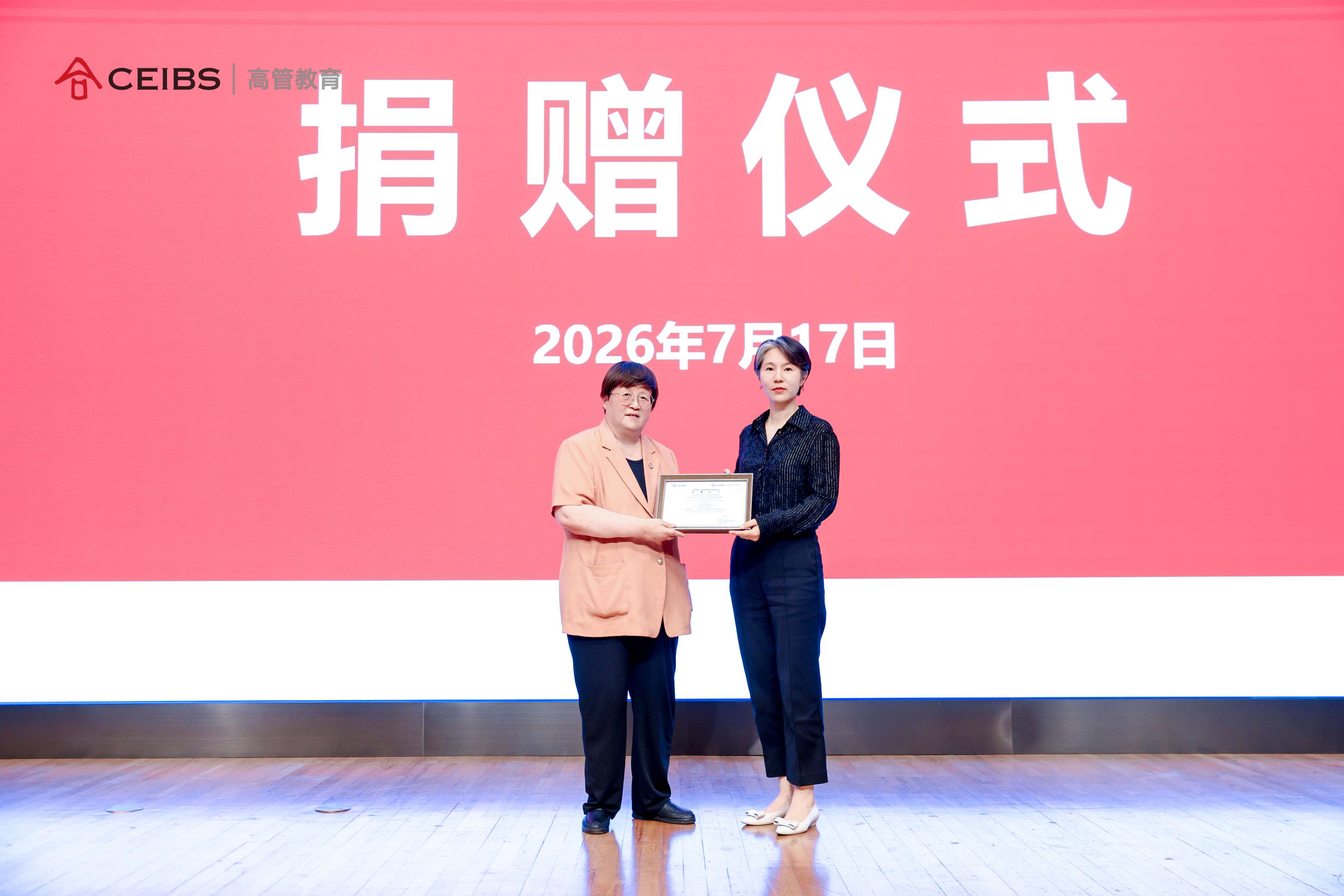 汪泓院长向赵鑫玮女士颁发捐赠证书