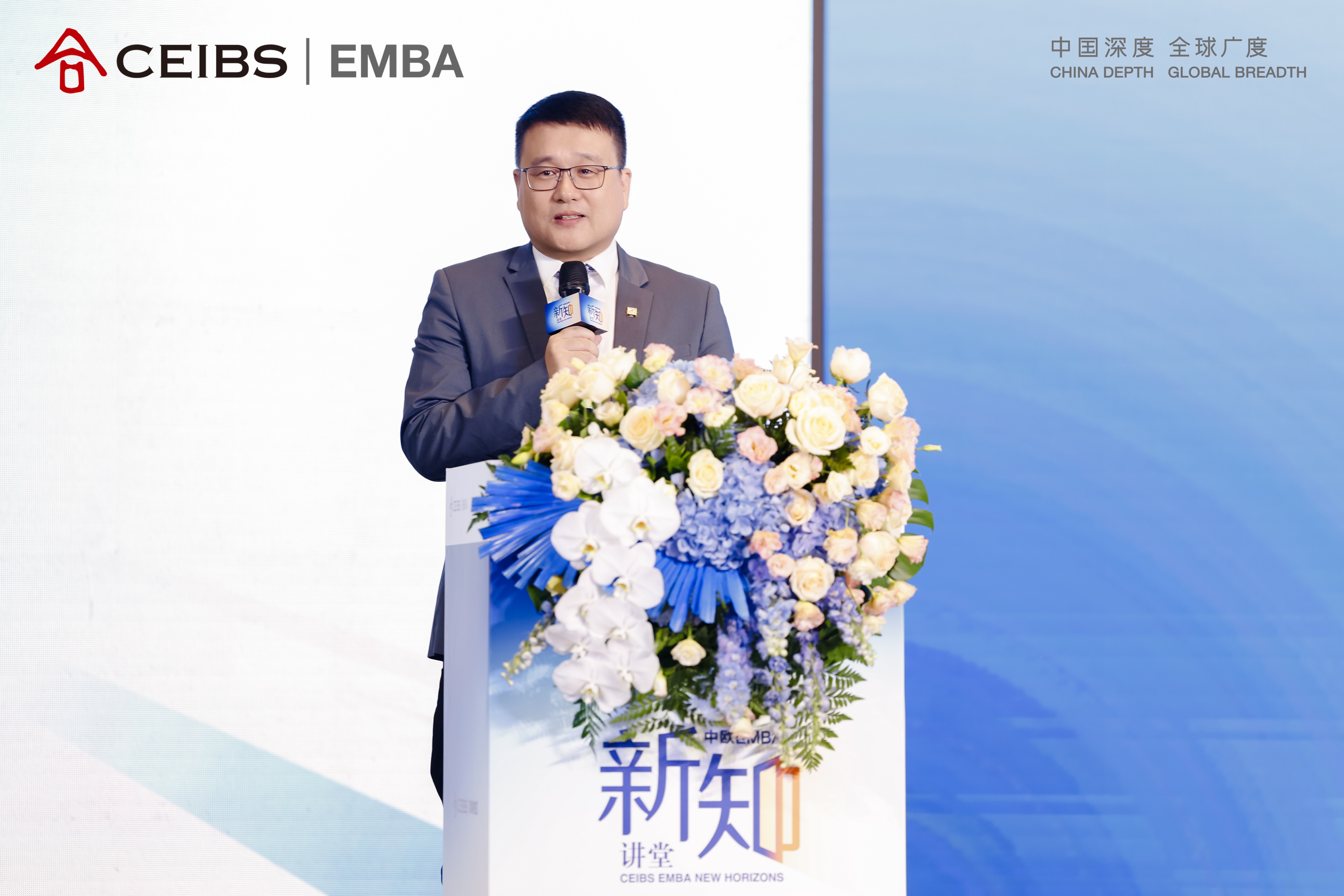 图为马良老师发表致辞