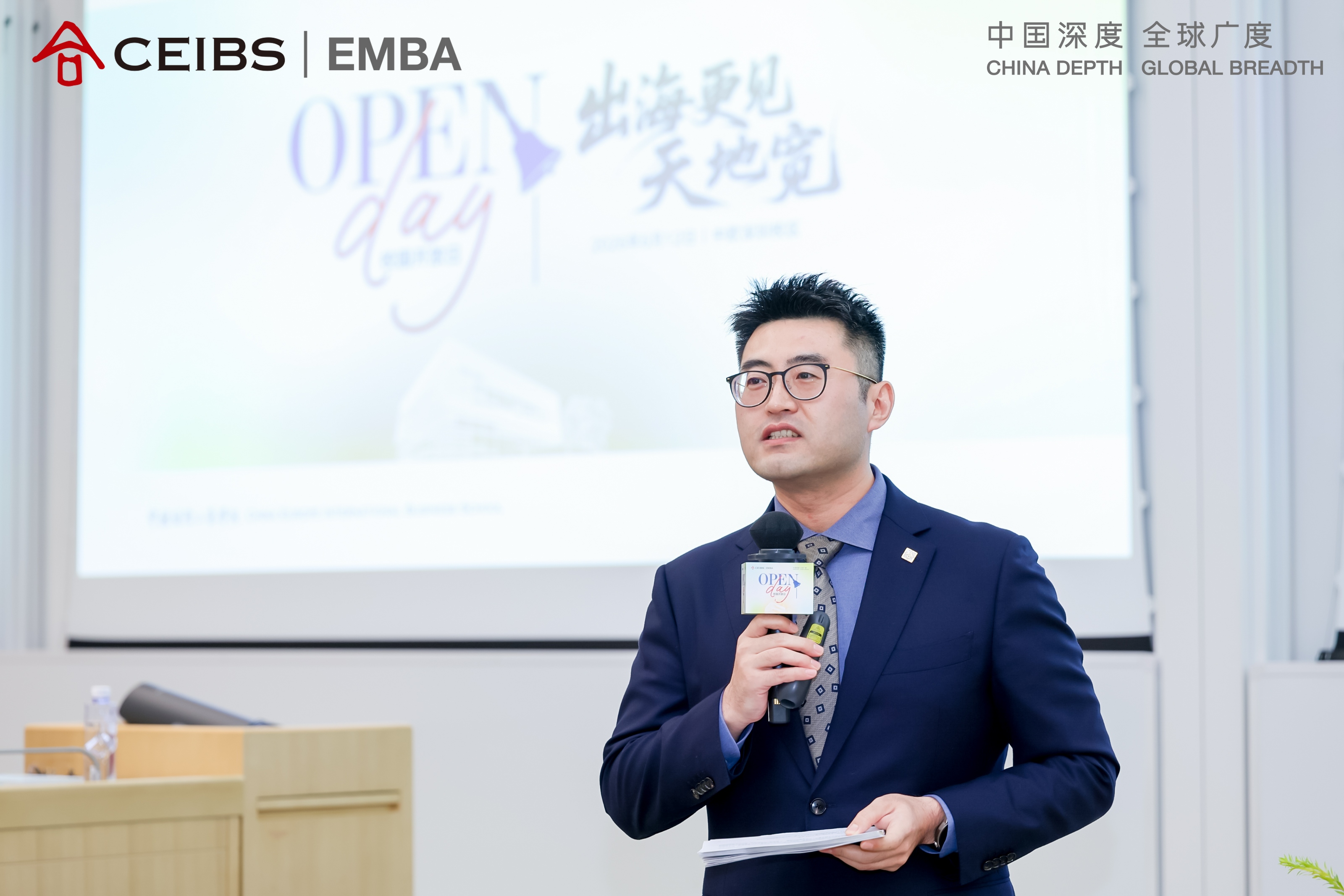 图为招生老师进行课程宣讲