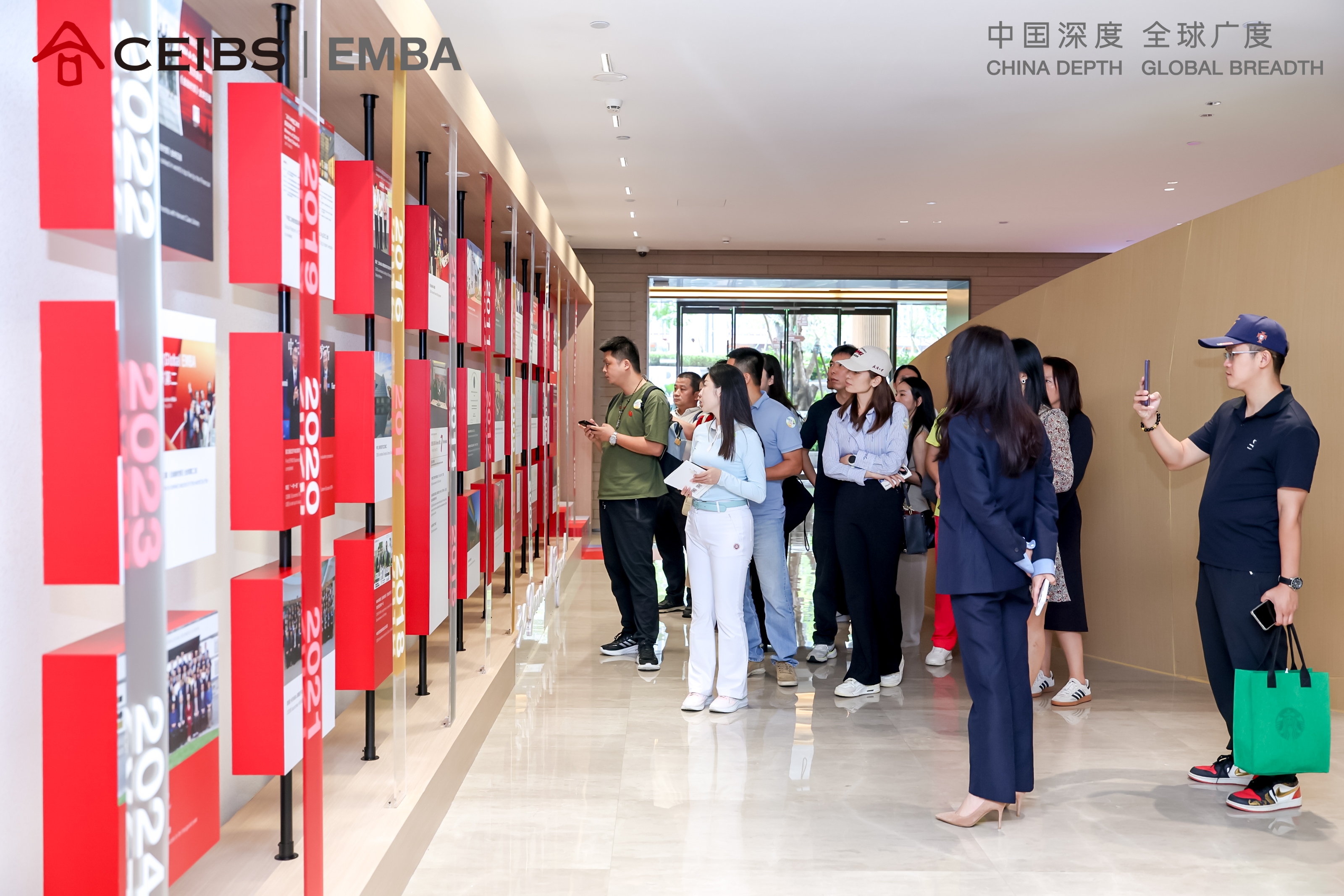 图为校园参观