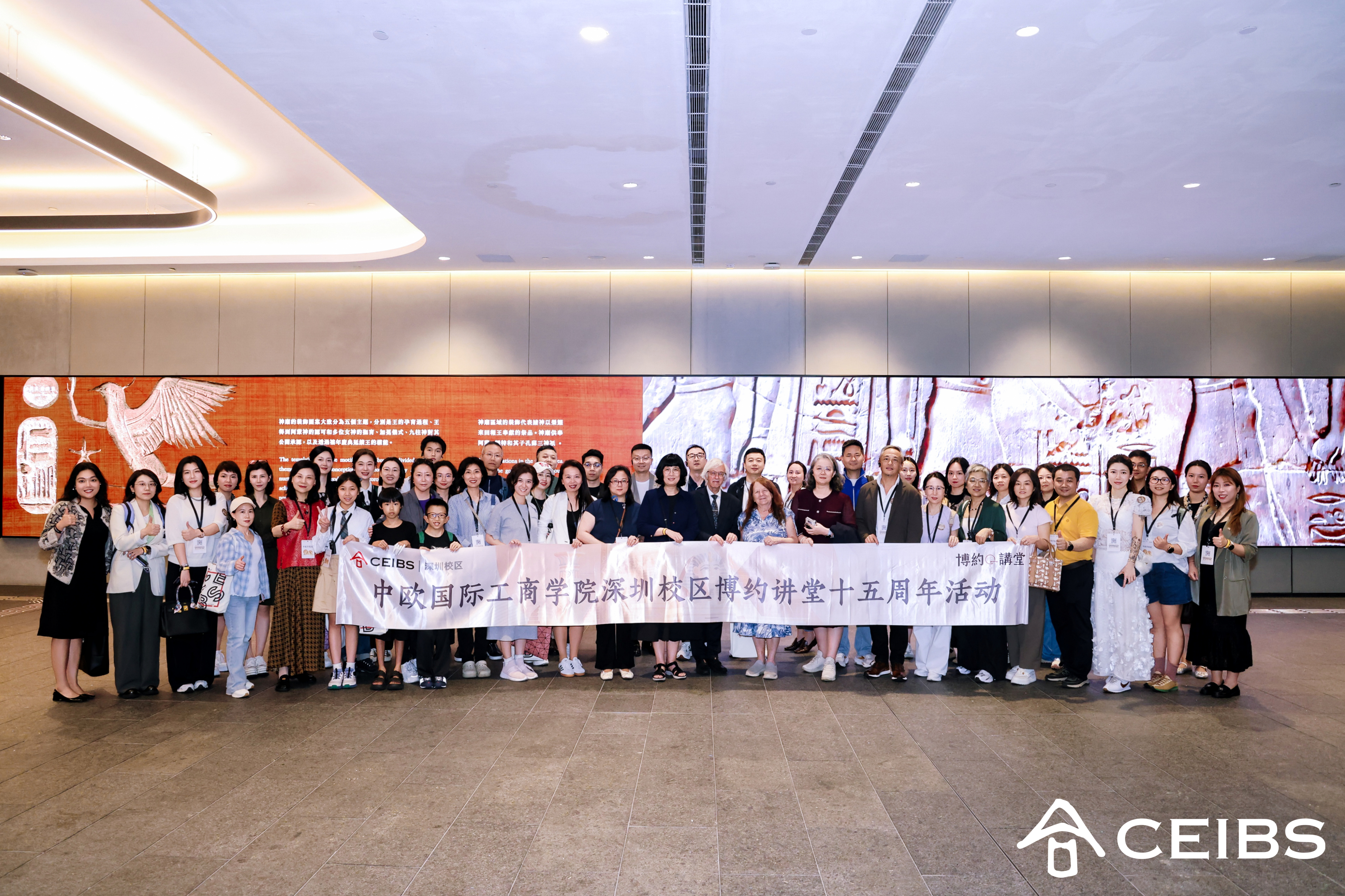 （香港故宫文化博物馆古埃及文明大展中欧观展团合影）