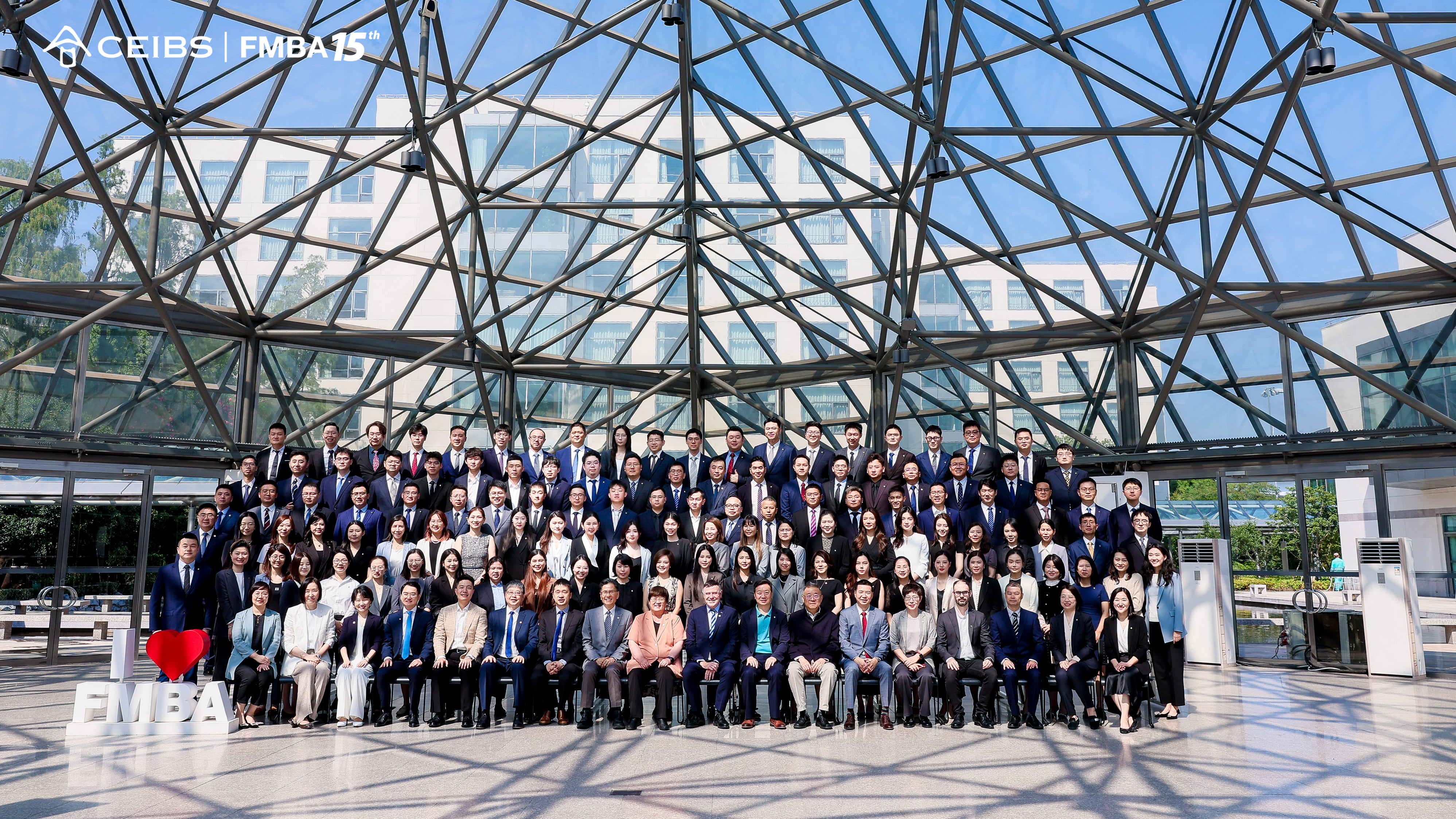 中欧金融MBA2026级新生与校领导、教授合影  中欧金融MBA2026级新生与校领导、教授合影