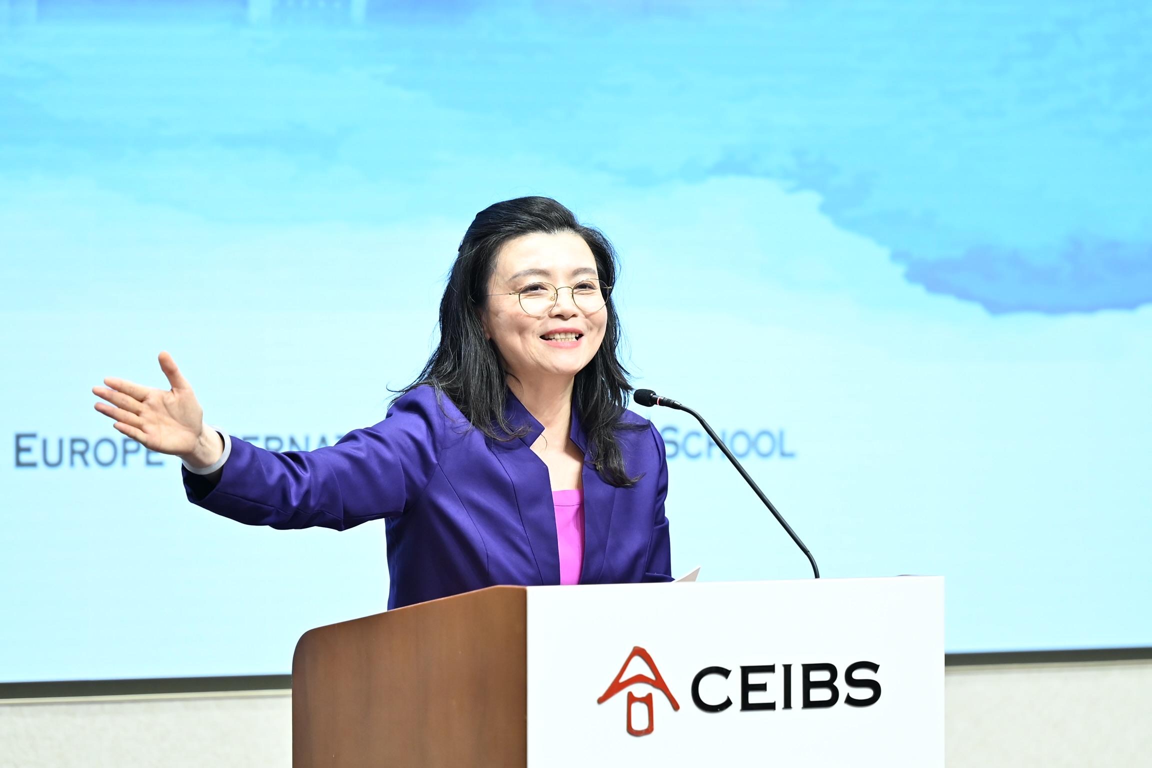忻榕教授主持论坛