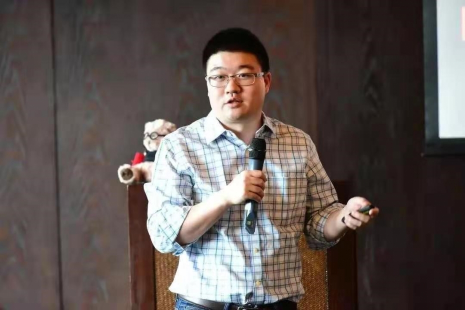 中欧GEMBA学生Xavier使用麦克风发言