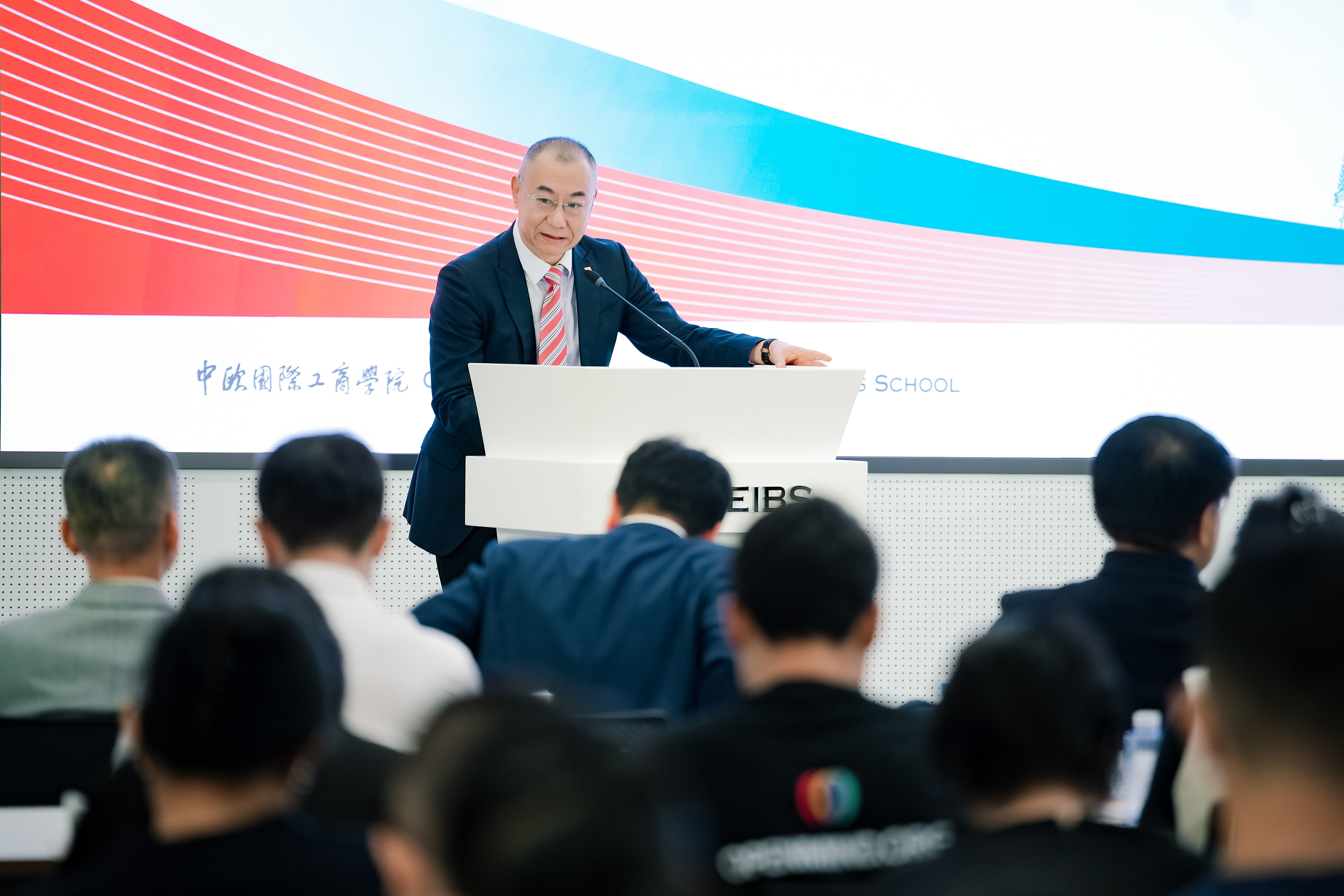 中欧院长助理、深圳校区首席代表刘湧洁主持活动