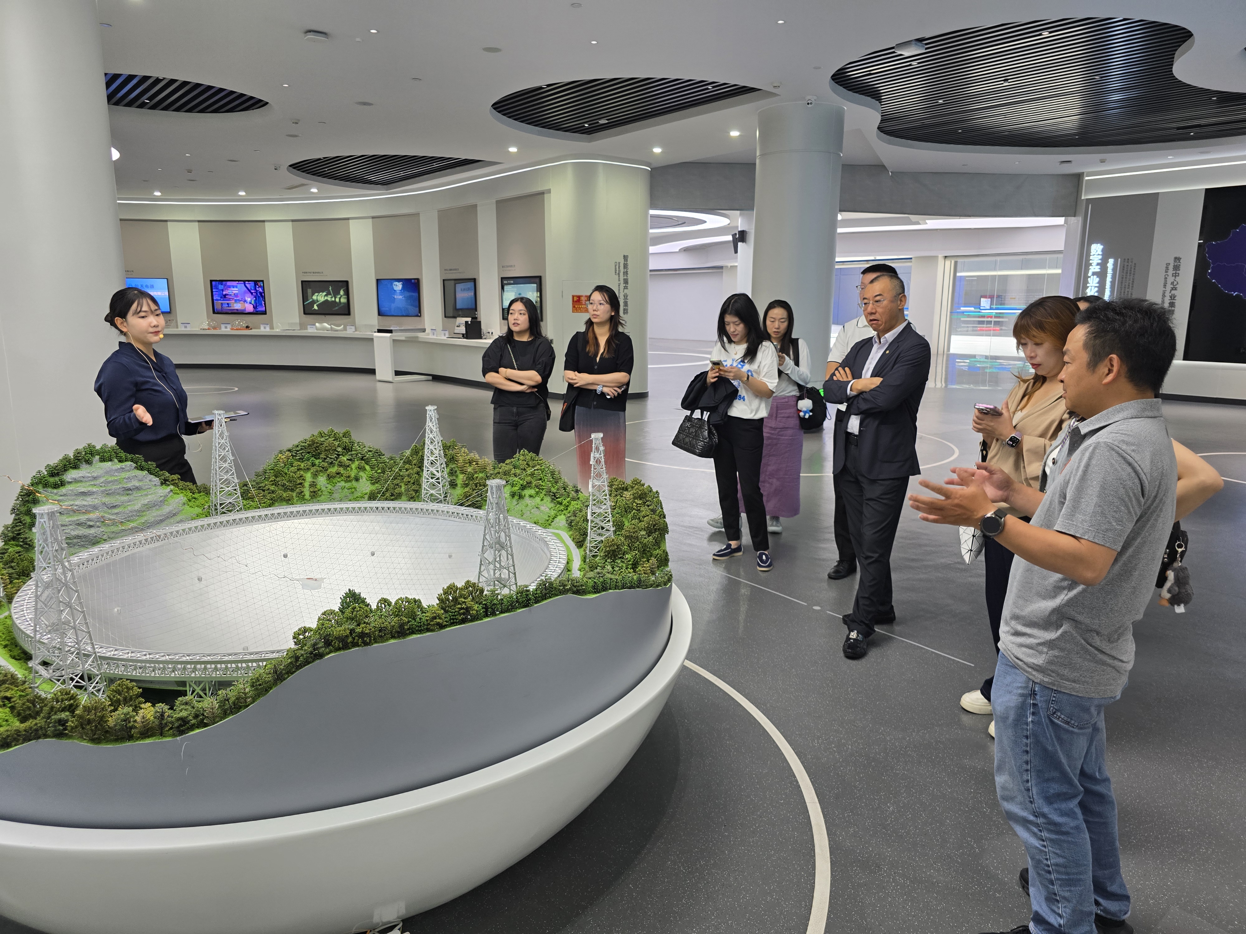 中欧深圳校区师生一行参观展示中心