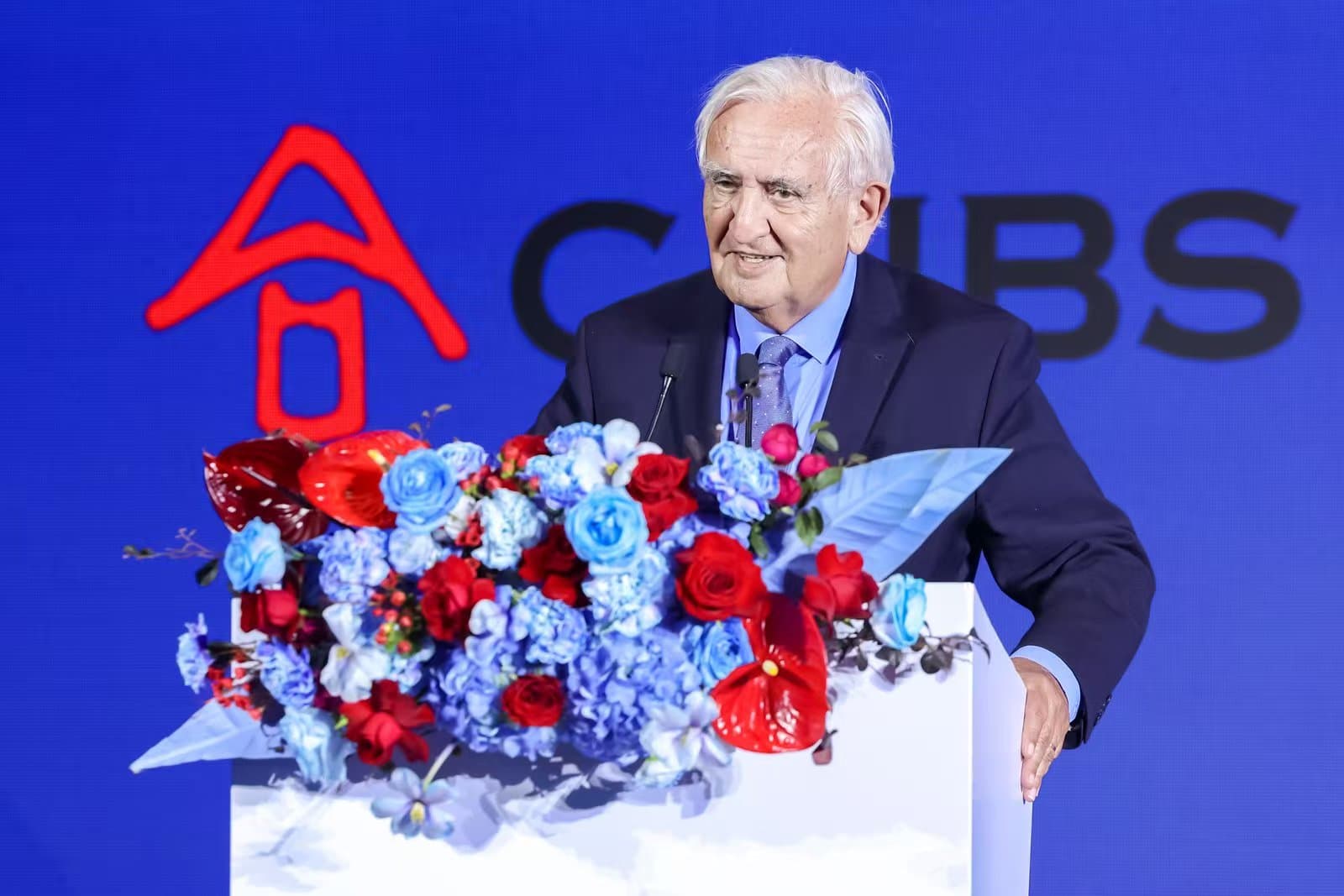 让-皮埃尔•拉法兰发表主题演讲