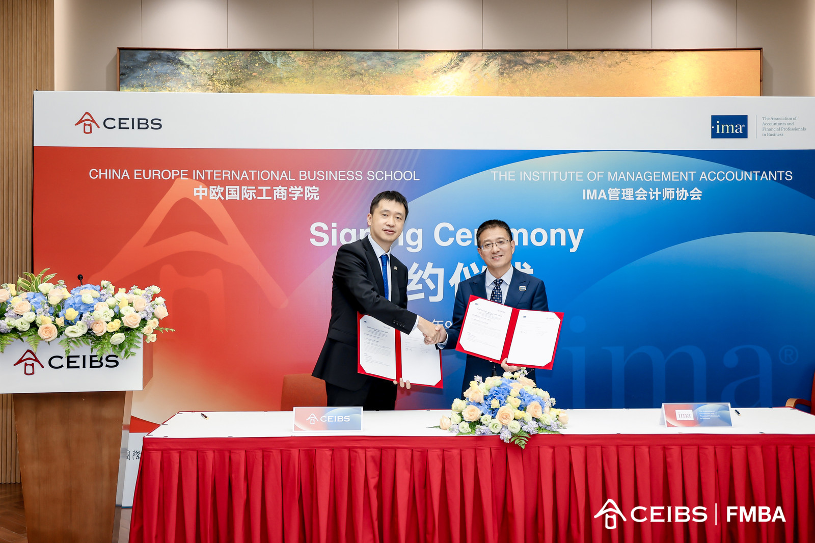 IMA副总裁兼中国区首席代表李刚先生（右） 与中欧国际工商学院金融学教授、运连网金融学教席教授、金融MBA课程主任余方教授（左） 签署战略合作备忘录