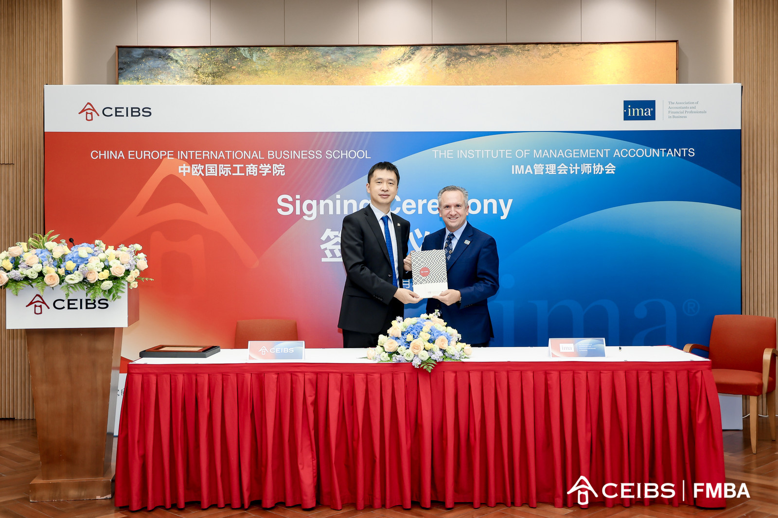 签约双方 互赠礼物