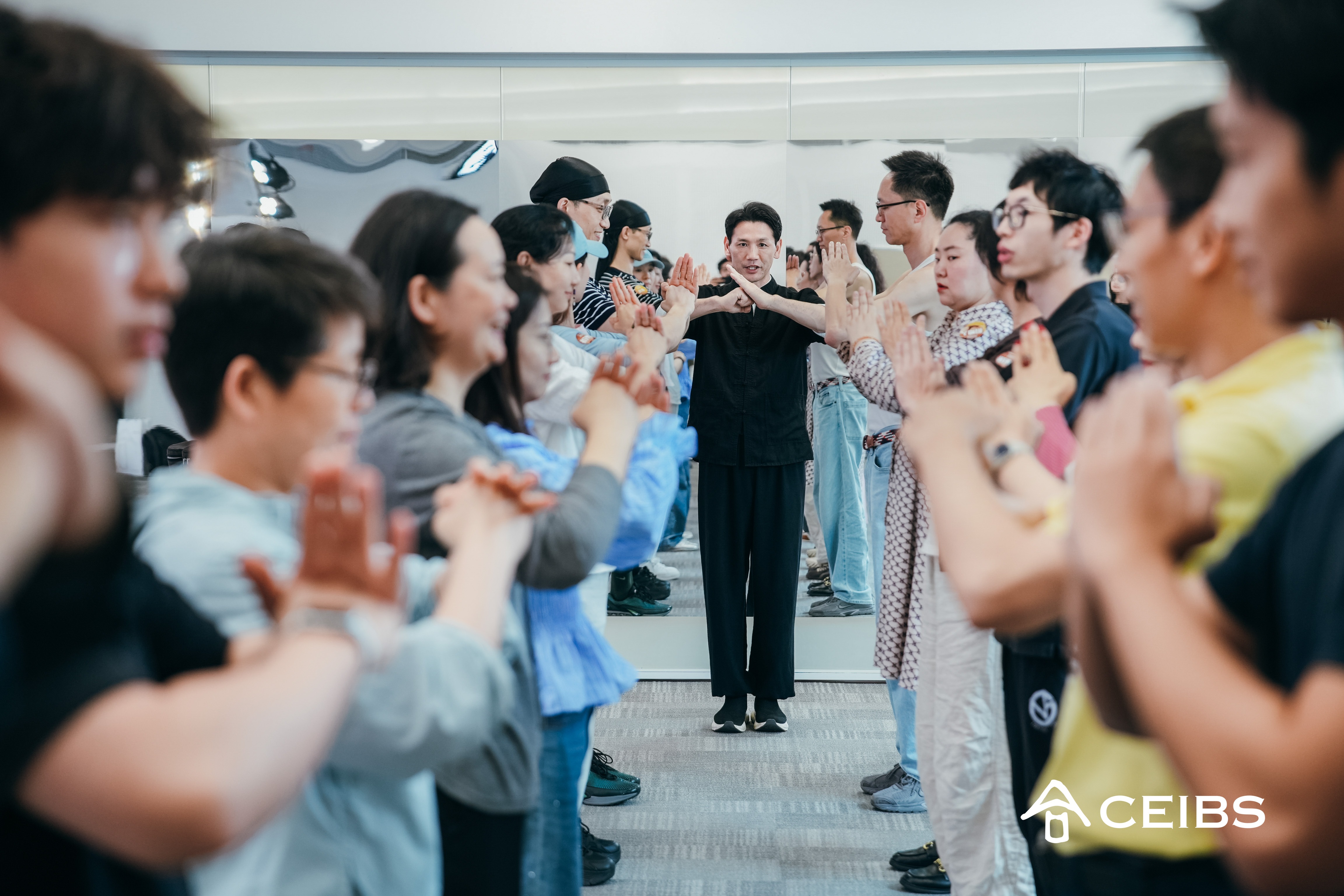 董崇华先生现场指导中欧捐赠人咏春拳招式